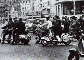 Скутеры, на которых первые скинхеды и моды рассекали улицы Англии